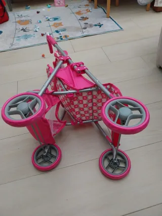 Silla de juguete rosa con estampado de corazones