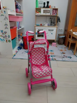 Silla de juguete rosa con estampado de corazones