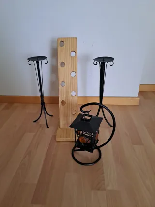 Botellero y candelabros de metal y madera