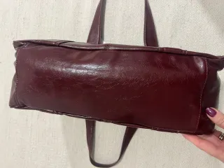 Bolso de hombro de cuero burdeos