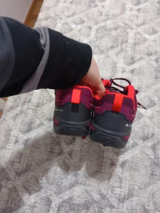 Zapatillas montaña moradas y rojas