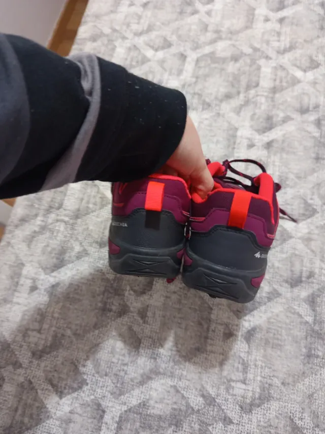 Zapatillas montaña moradas y rojas