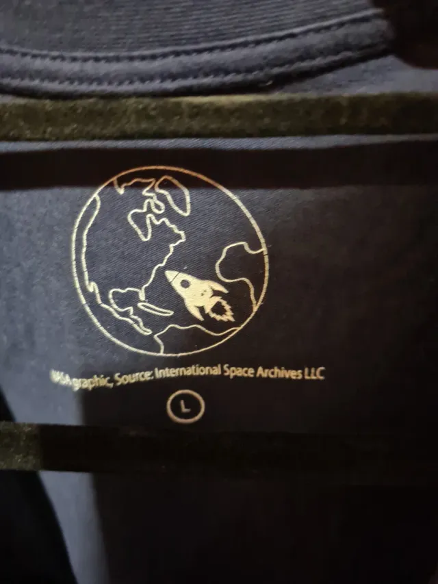 Camiseta NASA azul y roja