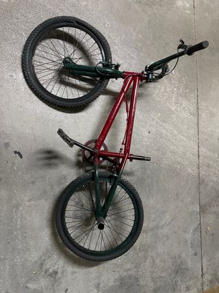 Bicicleta BMX roja y verde