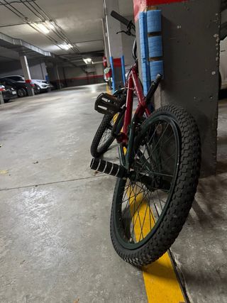 Bicicleta BMX roja y verde