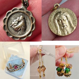 Medagliette, spilla e orecchini assortiti