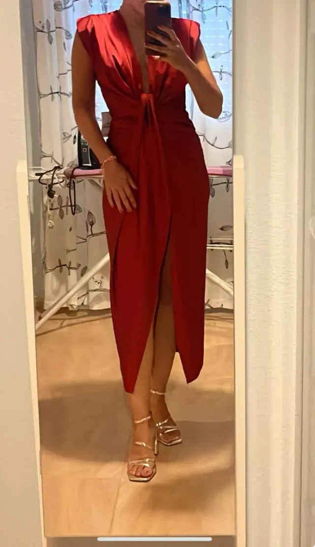 Vestido rojo escote pronunciado nudo delantero