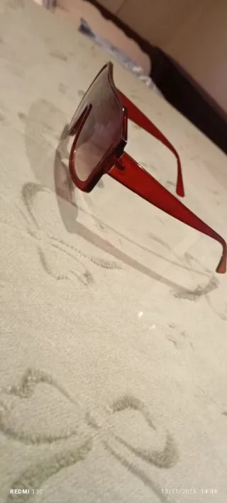 Gafas de sol grandes rojas y marrones