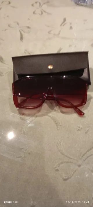 Gafas de sol grandes rojas y marrones