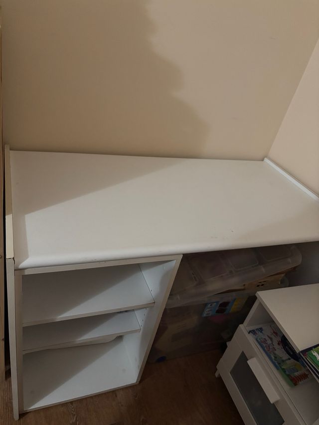 Escritorio blanco estable y amplio