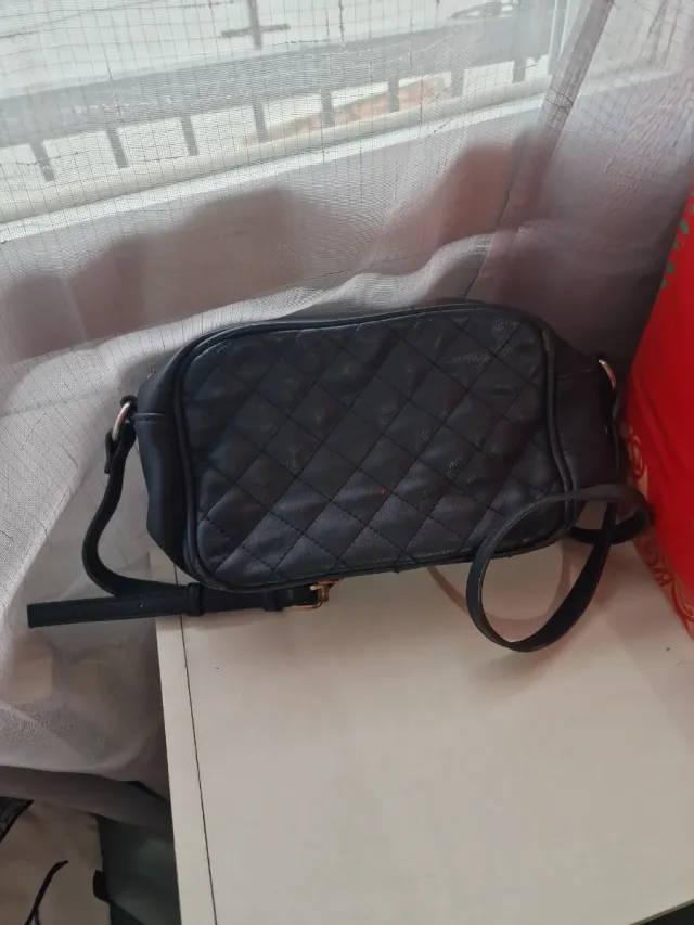 Bolso negro acolchado