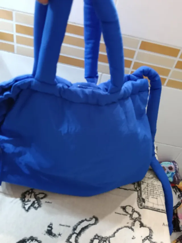Bolso azul acolchado