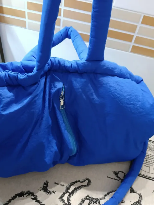 Bolso azul acolchado