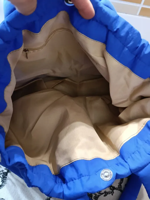 Bolso azul acolchado