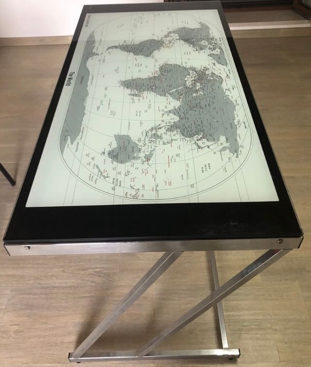 Tavolo con Mappa del Mondo