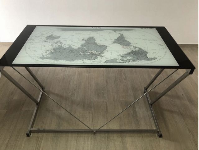 Tavolo con Mappa del Mondo
