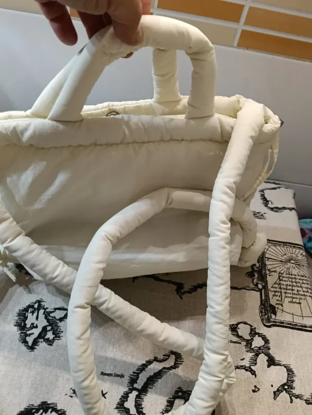 Bolso acolchado beige y blanco