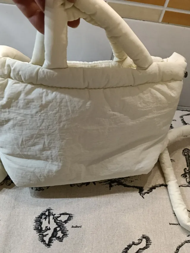 Bolso acolchado beige y blanco