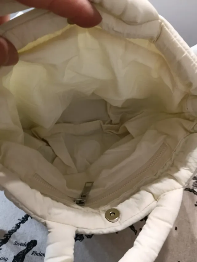 Bolso acolchado beige y blanco