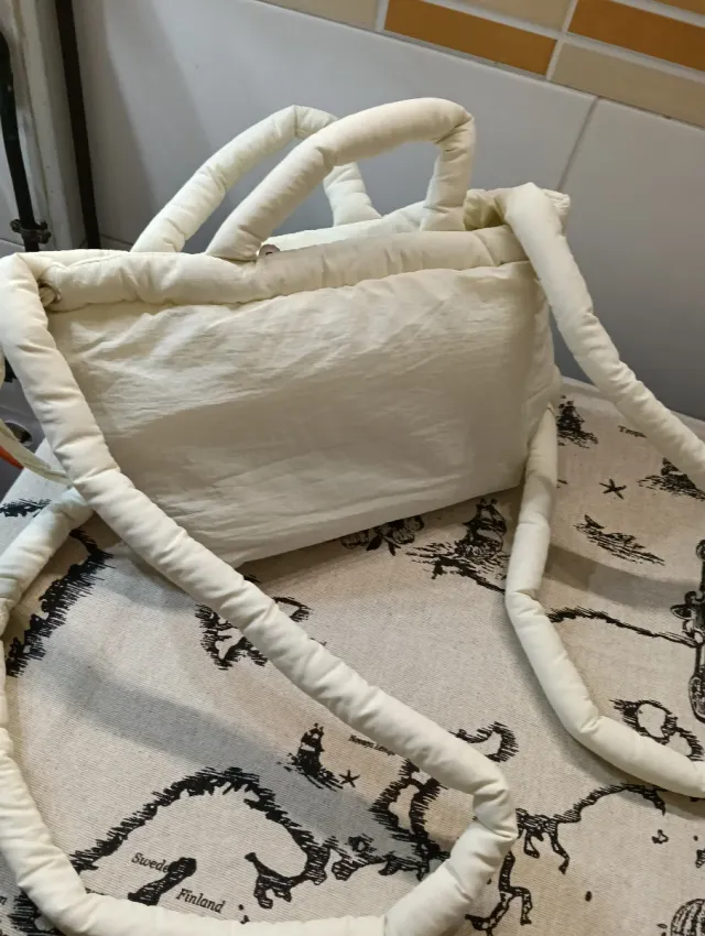 Bolso acolchado beige y blanco