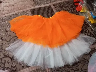 Tutú blanco y naranja cortos.