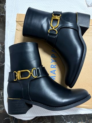Botines negros con hebilla dorada