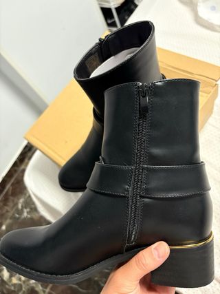 Botines negros con hebilla dorada
