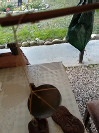 Bilancino antico in legno decorativo