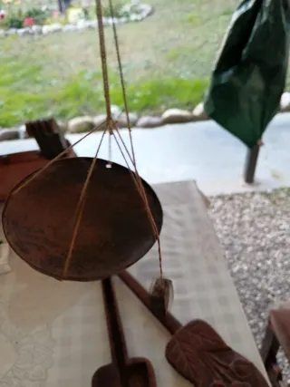 Bilancino antico in legno decorativo