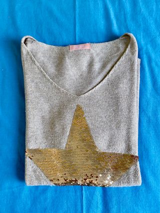 Jersey beige con estrella de lentejuelas doradas