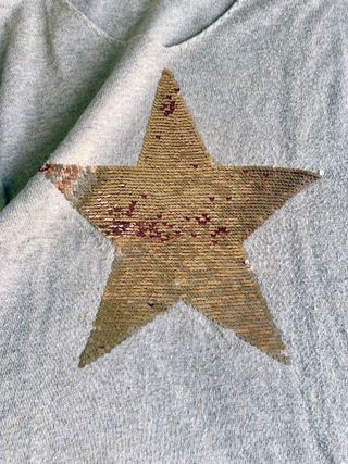 Jersey beige con estrella de lentejuelas doradas