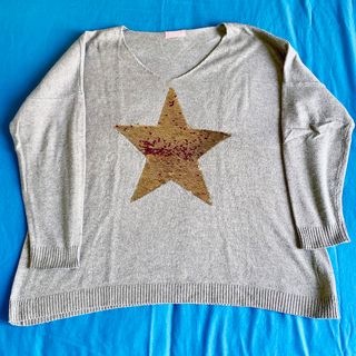 Jersey beige con estrella de lentejuelas doradas