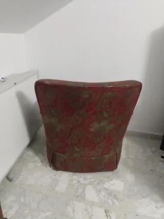 Butaca de tela con estampado floral.
