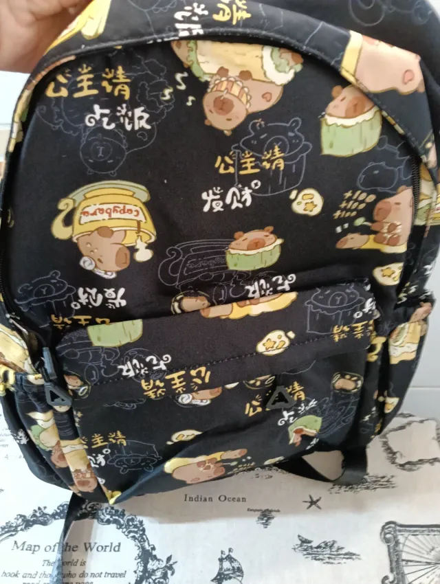 Mochila negra con estampado de osos Capibara