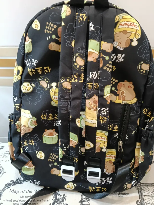 Mochila negra con estampado de osos Capibara