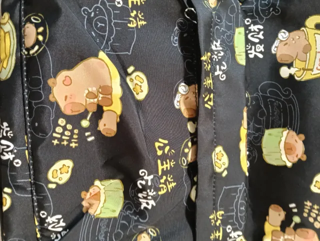 Mochila negra con estampado de osos Capibara