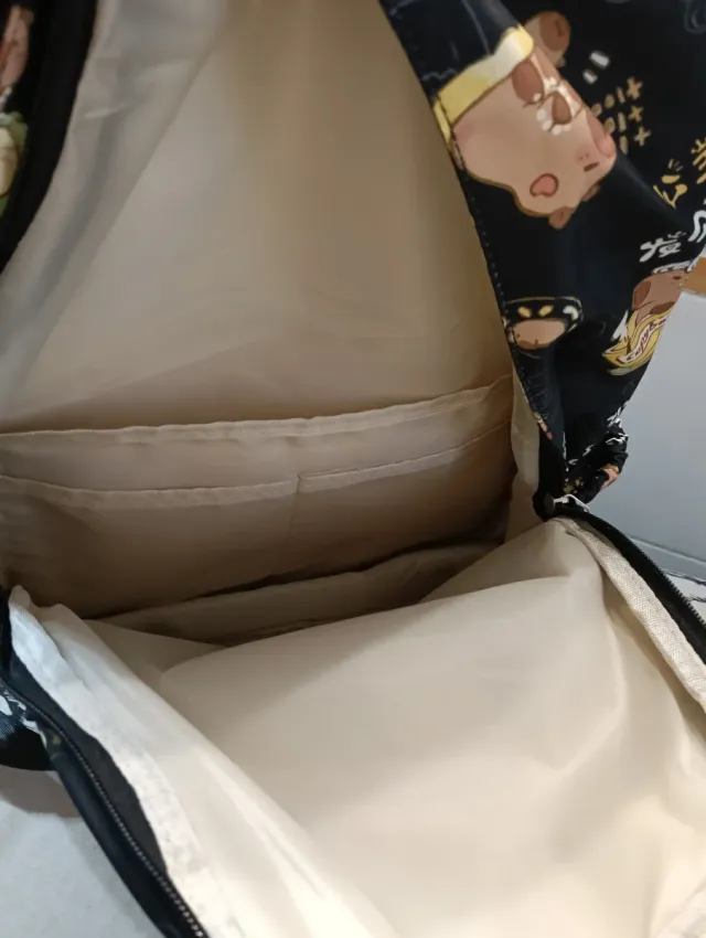 Mochila negra con estampado de osos Capibara