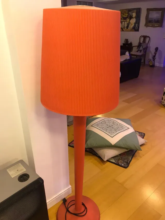 Lámpara de pie naranja de plástico