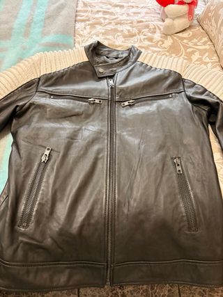 Chaqueta de piel negra y blanca