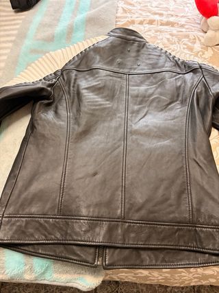Chaqueta de piel negra y blanca
