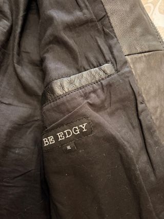 Chaqueta de piel negra y blanca