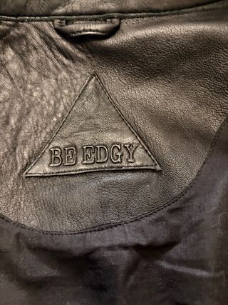 Chaqueta de piel negra y blanca