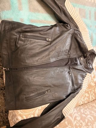 Chaqueta de piel negra y blanca