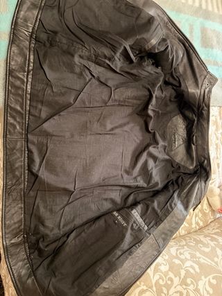 Chaqueta de piel negra y blanca