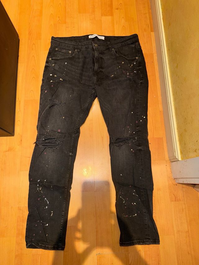 Pantalón vaquero negro con rotos y salpicaduras