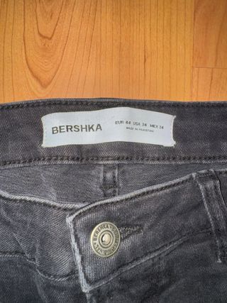 Pantalón vaquero negro con rotos y salpicaduras