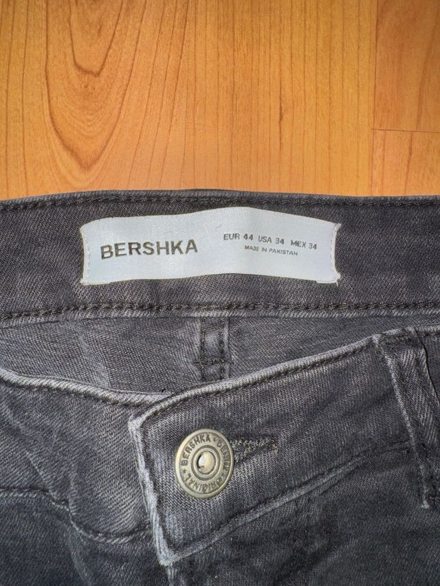 Pantalón vaquero negro con rotos y salpicaduras