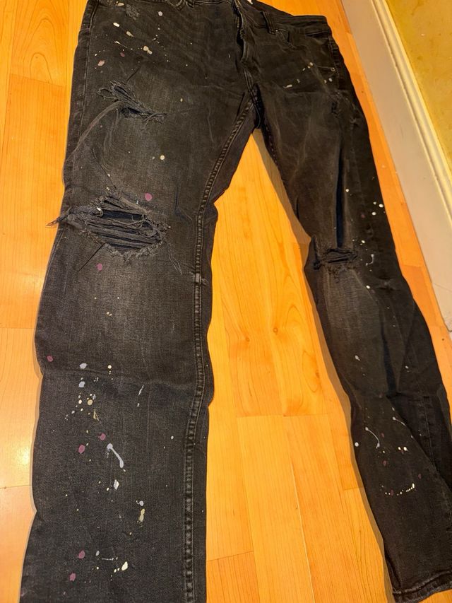 Pantalón vaquero negro con rotos y salpicaduras