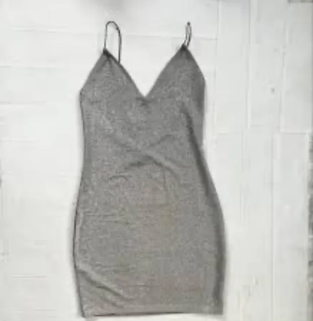 Vestido plateado brillante ajustado
