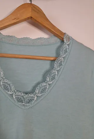 Camisola azul com renda